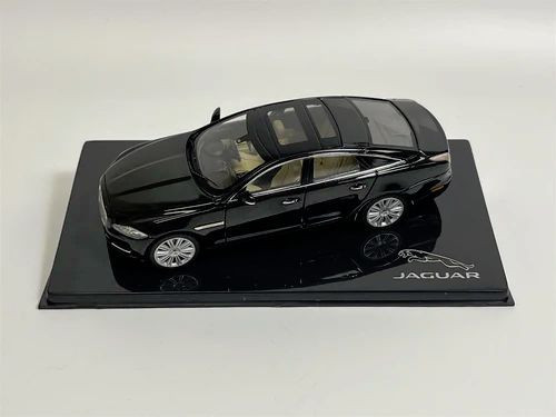 Ixo-Models - 1:43 Jaguar XJ (X351) Amethist Black 2010 - IXO