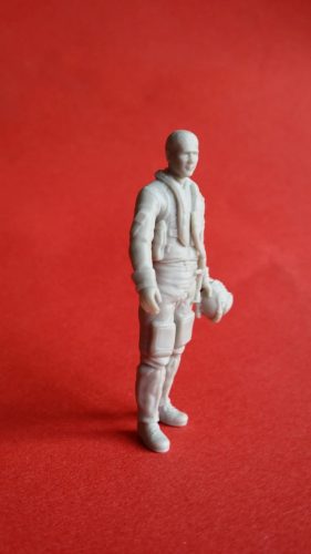 Pilot Replicas - 1/72 Eurofighter/Typhoon pilot with helmet in hand