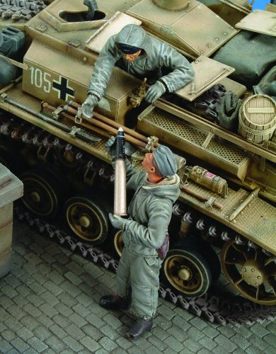 Royal Model - Stug III Crew German - WWII (Russia ' 43) 1+1/2 fig.