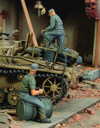 Royal Model - German crew refuelling tank-2 fig.-WWII