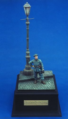 Royal Model - Italian Officer Btg. Azzurro (with base) WWII